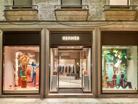 Maxi furto da Hermès a Milano: niente tracce di scasso, l’analisi 